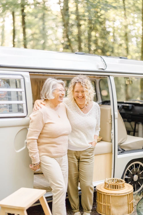 sourire bonheur gris marron grand-parent